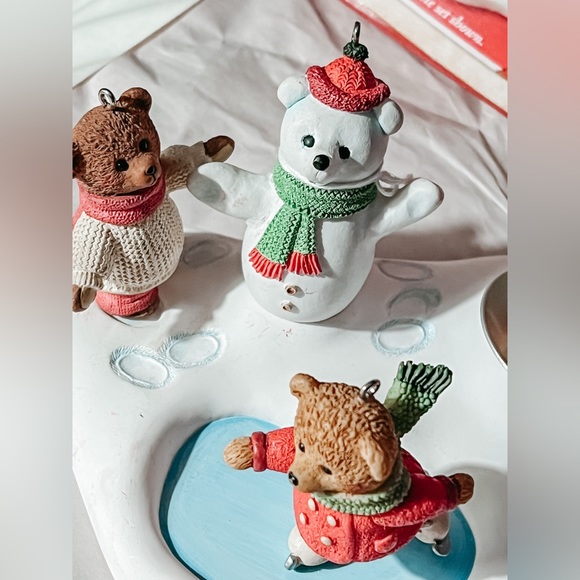 Vintage Hallmark Keepsakes Holiday Hill Ornament 2002 - Picture 6 of 6